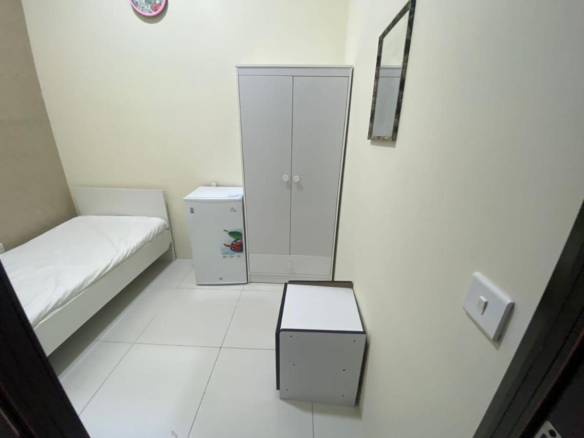 Small Budget Rooms For 'Girls' Only In Dubai, Marina 외부 사진