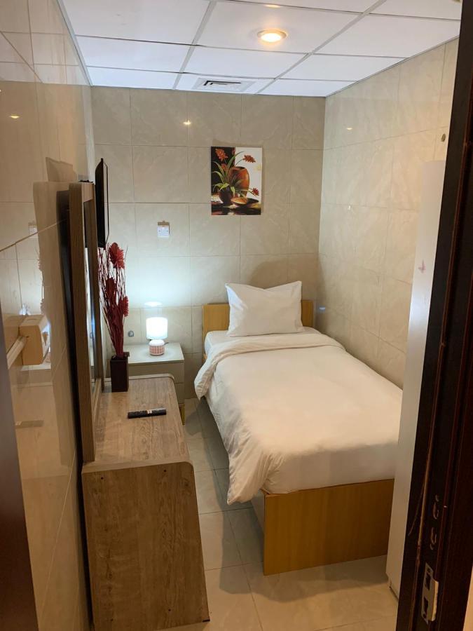 Small Budget Rooms For 'Girls' Only In Dubai, Marina 외부 사진