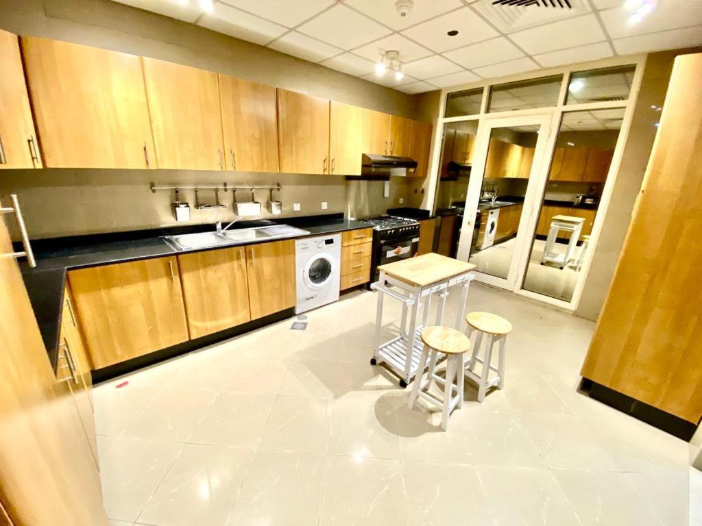 Small Budget Rooms For 'Girls' Only In Dubai, Marina 외부 사진