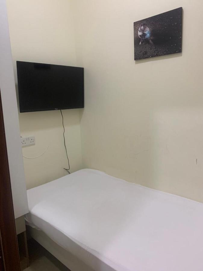 Small Budget Rooms For 'Girls' Only In Dubai, Marina 외부 사진