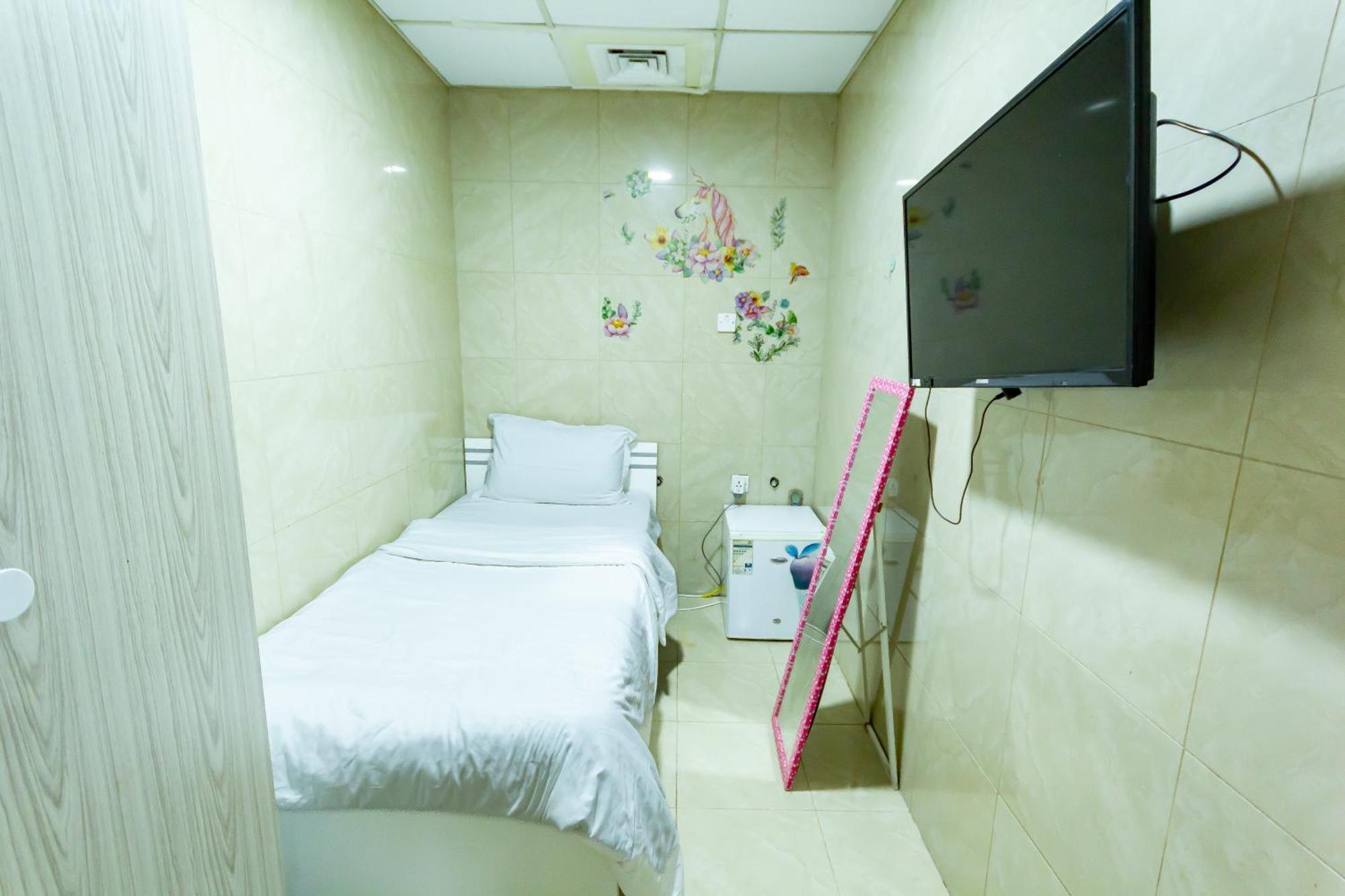 Small Budget Rooms For 'Girls' Only In Dubai, Marina 외부 사진