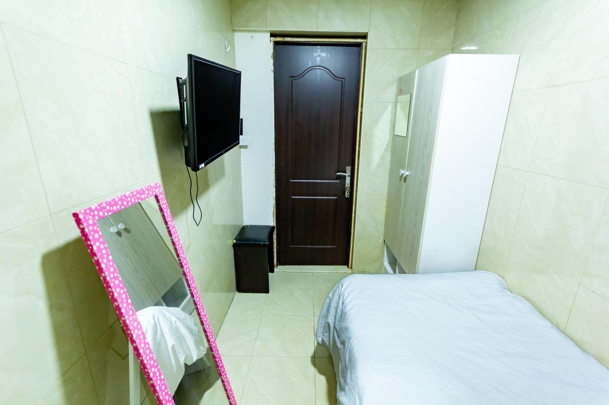 Small Budget Rooms For 'Girls' Only In Dubai, Marina 외부 사진