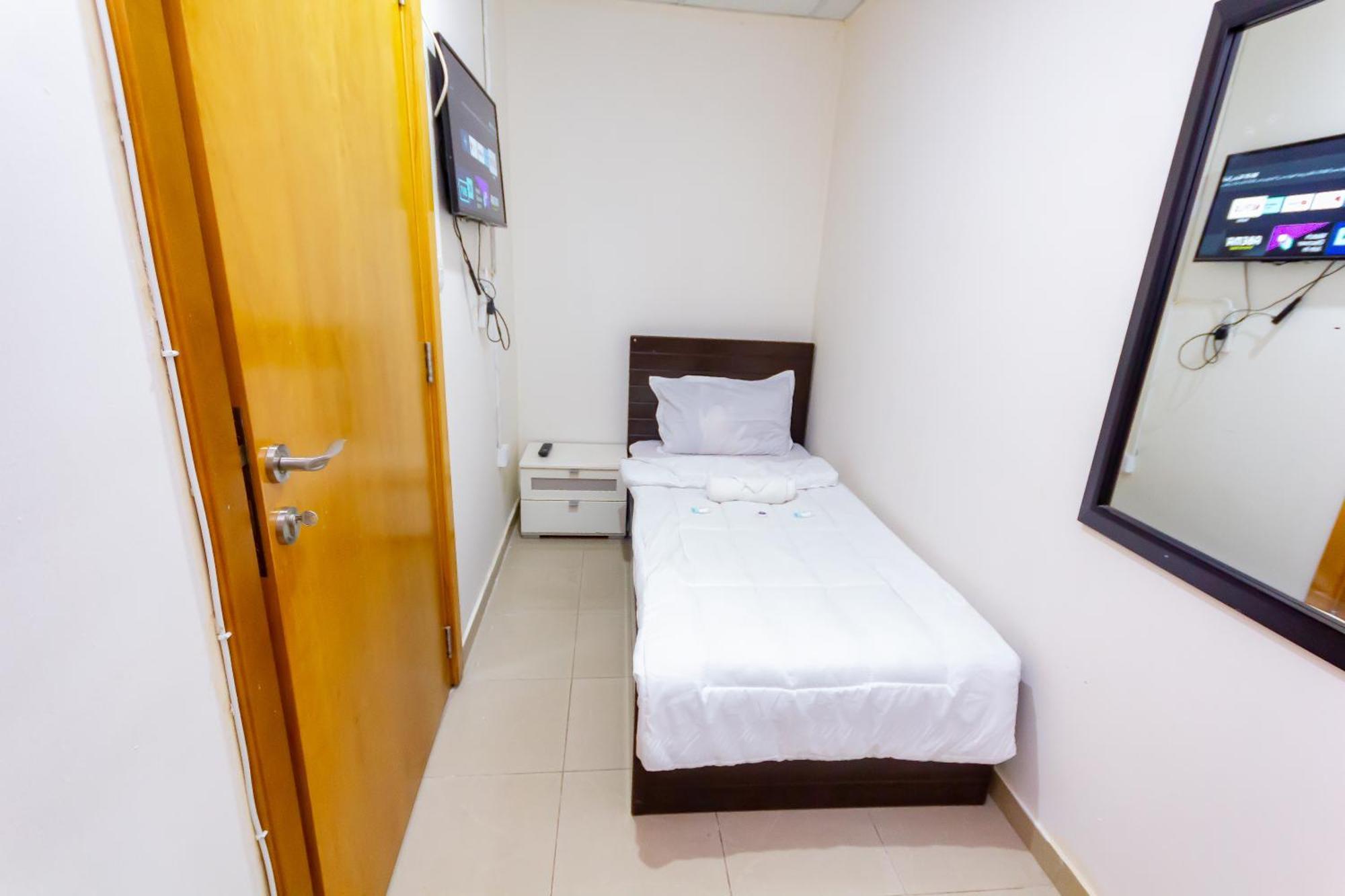 Small Budget Rooms For 'Girls' Only In Dubai, Marina 외부 사진