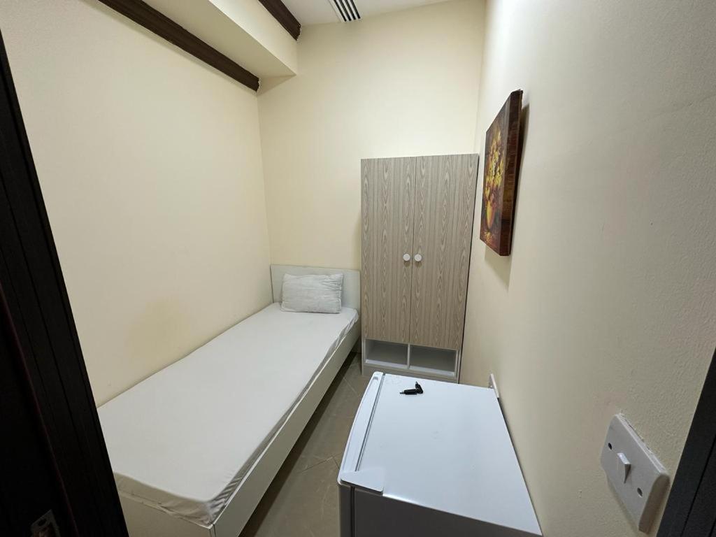 Small Budget Rooms For 'Girls' Only In Dubai, Marina 외부 사진