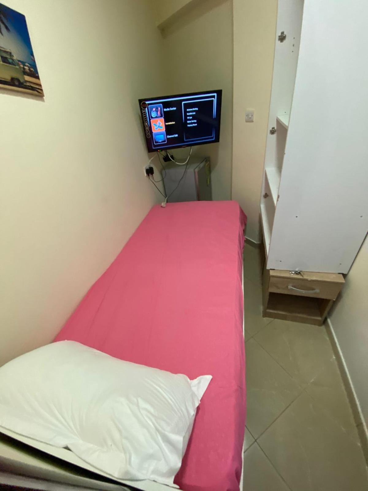 Small Budget Rooms For 'Girls' Only In Dubai, Marina 외부 사진